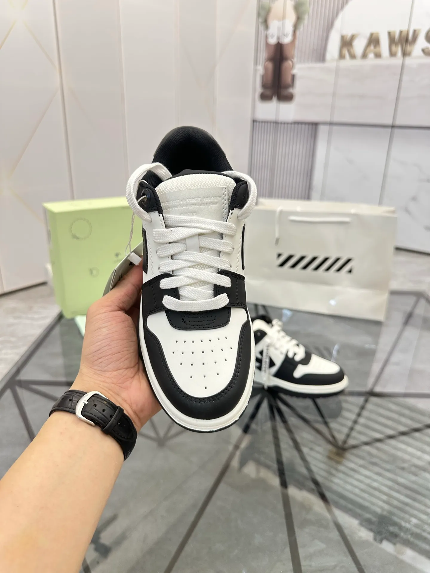 Selling men's shoes 💰: 💰P560¥ High-end top quality (leather buckle plus 10) Product trademark: OFF WHITE * "OFF WHITE*" low-top casual shoes Regular size: 35-45 (can be customized to 46) Couple style Product material: imported first-layer cowhide leather upper, breathable lining, original outsole. No.: H203